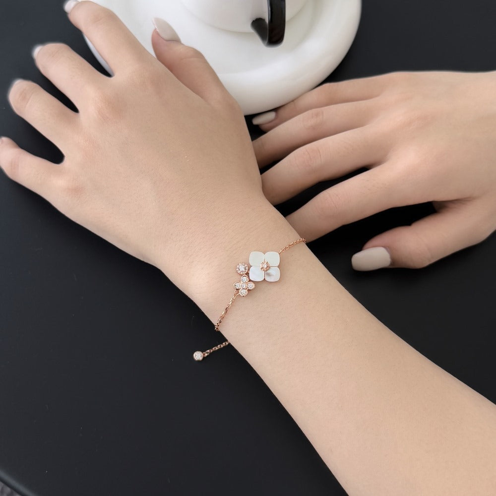 Bracelet fin en argent fleur nacrée – Rosalia.