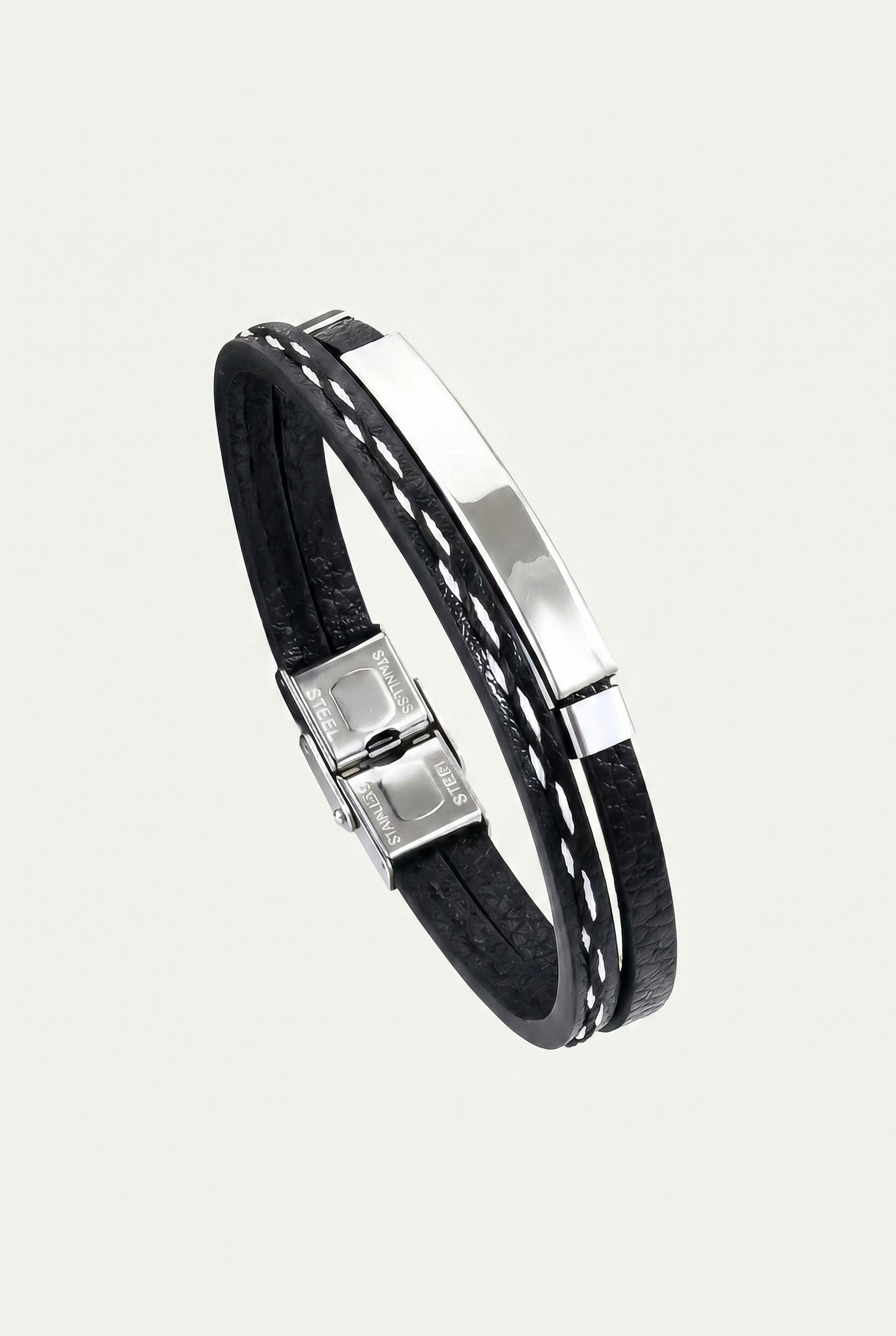 Bracelet personnalisé cuir plaque argent.